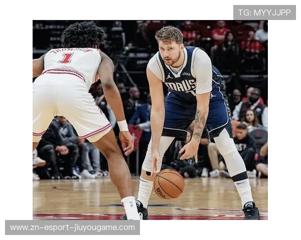 东契奇背身单挑晃动后跳投命中，独行侠攻势不断